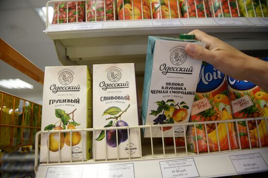 Russia bans Ukrainian food imports