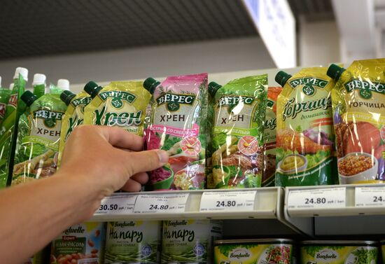 Russia bans Ukrainian food imports