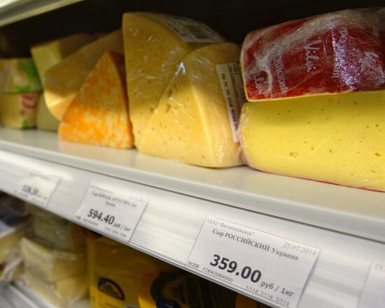 Russia bans Ukrainian food imports