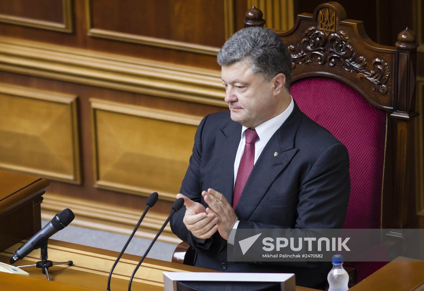 Ukrainian President Poroshenko speaks at Rada meeting