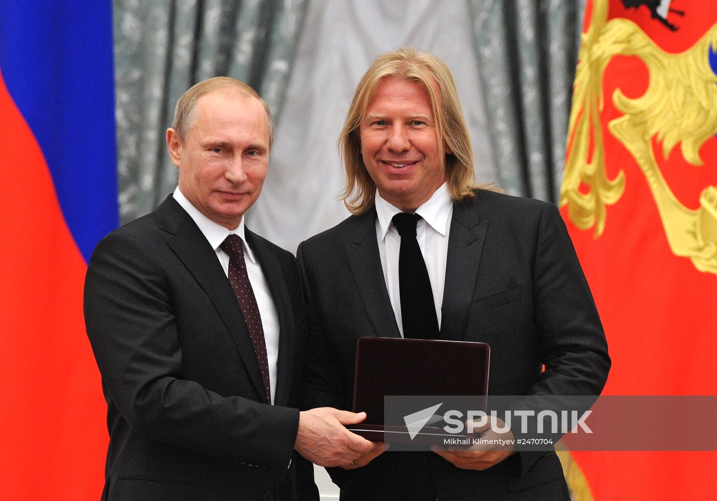 Vladimir Putin hands out state awards