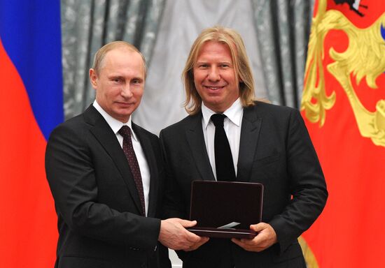 Vladimir Putin hands out state awards