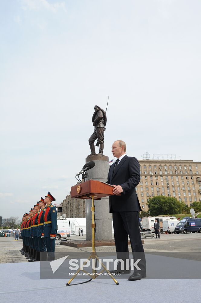 Vladimir Putin attends unveiling of monument to WWI heroes