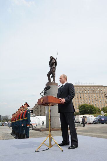 Vladimir Putin attends unveiling of monument to WWI heroes