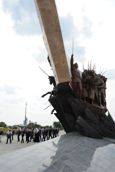 Vladimir Putin attends unveiling of monument to WWI heroes