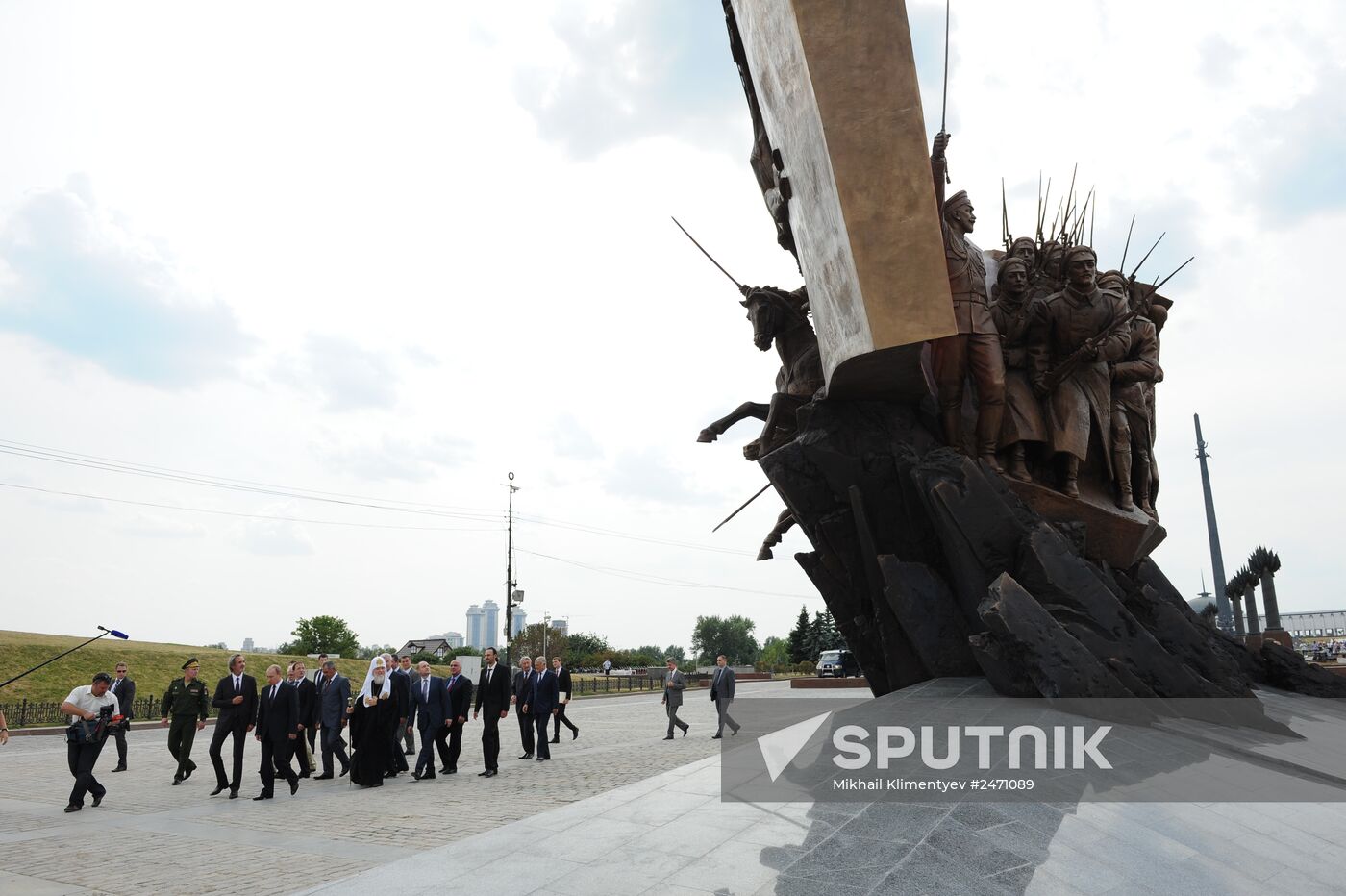 Vladimir Putin attends unveiling of monument to WWI heroes