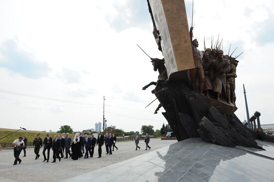 Vladimir Putin attends unveiling of monument to WWI heroes