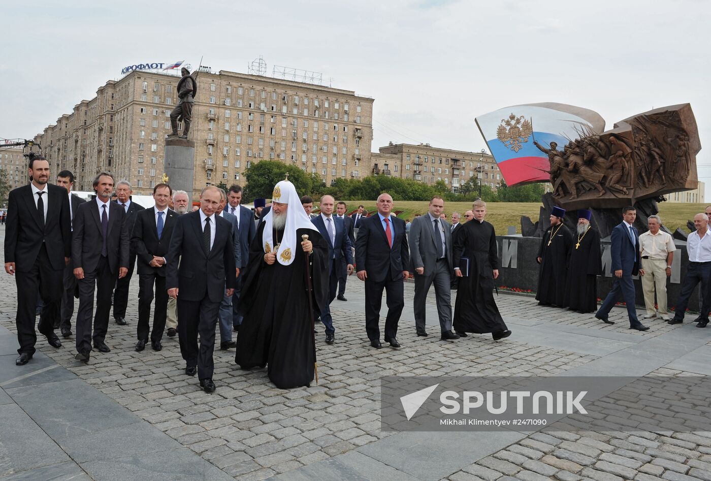 Vladimir Putin attends unveiling of monument to WWI heroes