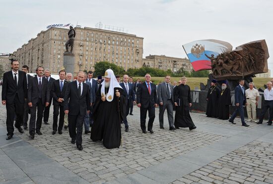 Vladimir Putin attends unveiling of monument to WWI heroes