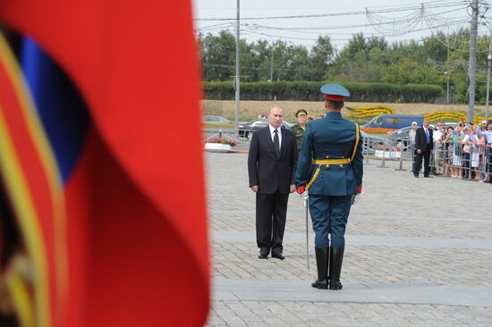 Vladimir Putin attends unveiling of monument to WWI heroes