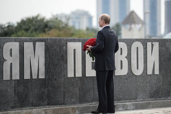 Vladimir Putin attends unveiling of monument to WWI heroes