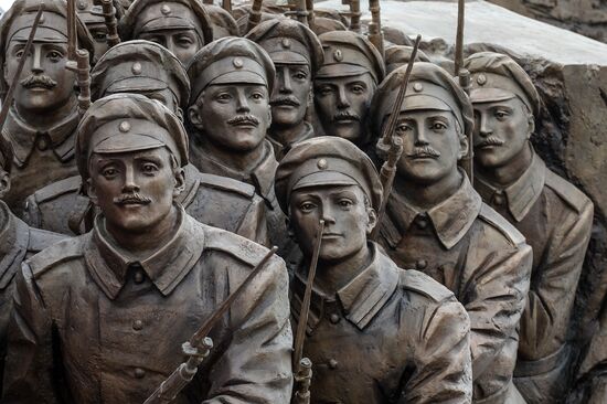 Vladimir Putin attends ceremony to unveil monument to World War I heroes