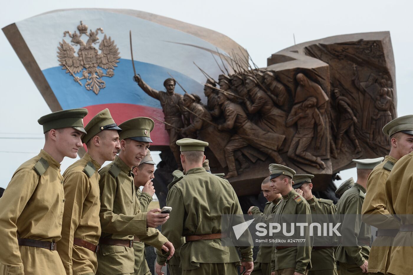 Vladimir Putin attends ceremony to unveil monument to World War I heroes