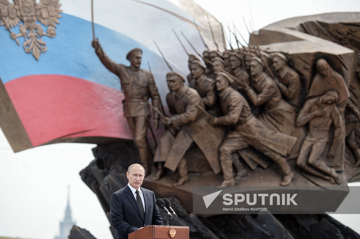 Vladimir Putin attends ceremony to unveil monument to World War I heroes