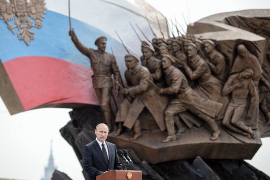 Vladimir Putin attends ceremony to unveil monument to World War I heroes