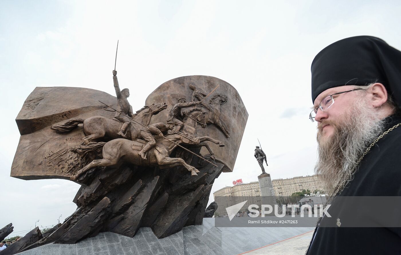 Vladimir Putin attends ceremony to unveil monument to World War I heroes