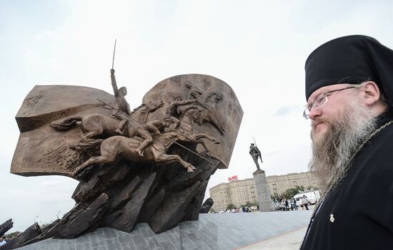 Vladimir Putin attends ceremony to unveil monument to World War I heroes