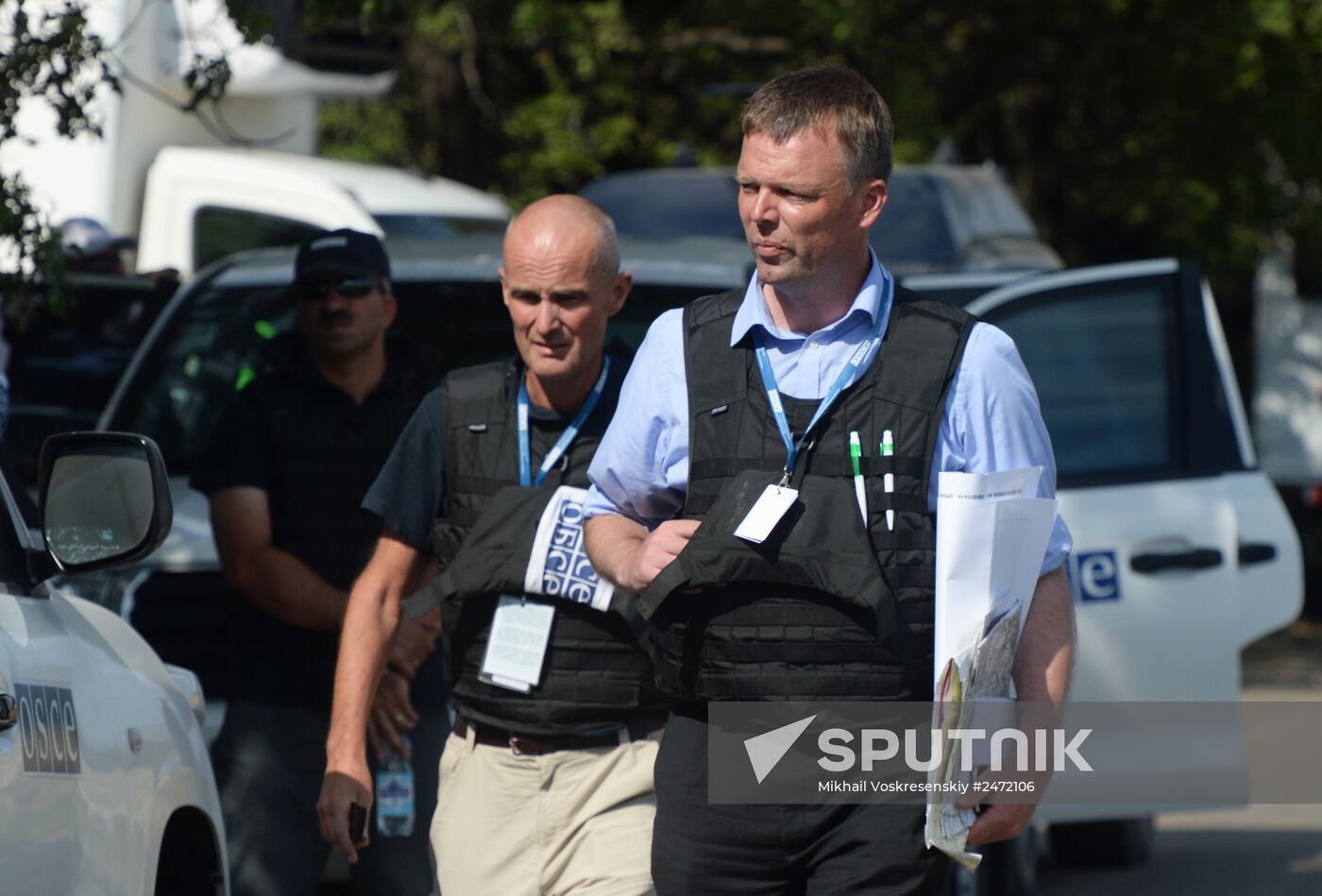 Experts and OSCE representatives work at MH17 crash site