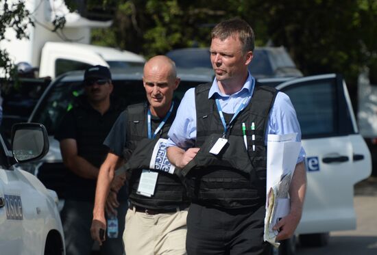 Experts and OSCE representatives work at MH17 crash site