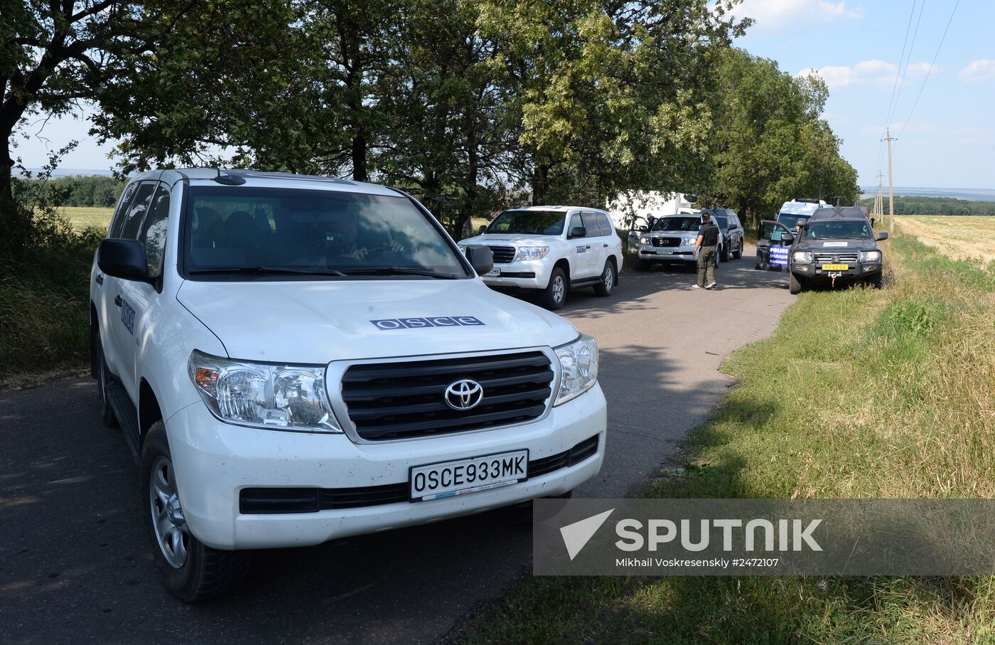 Experts and OSCE representatives work at MH17 crash site