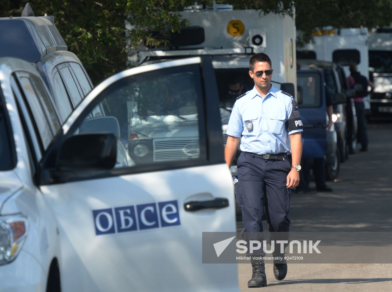 Experts and OSCE representatives work at MH17 crash site