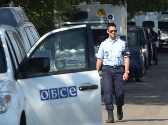 Experts and OSCE representatives work at MH17 crash site