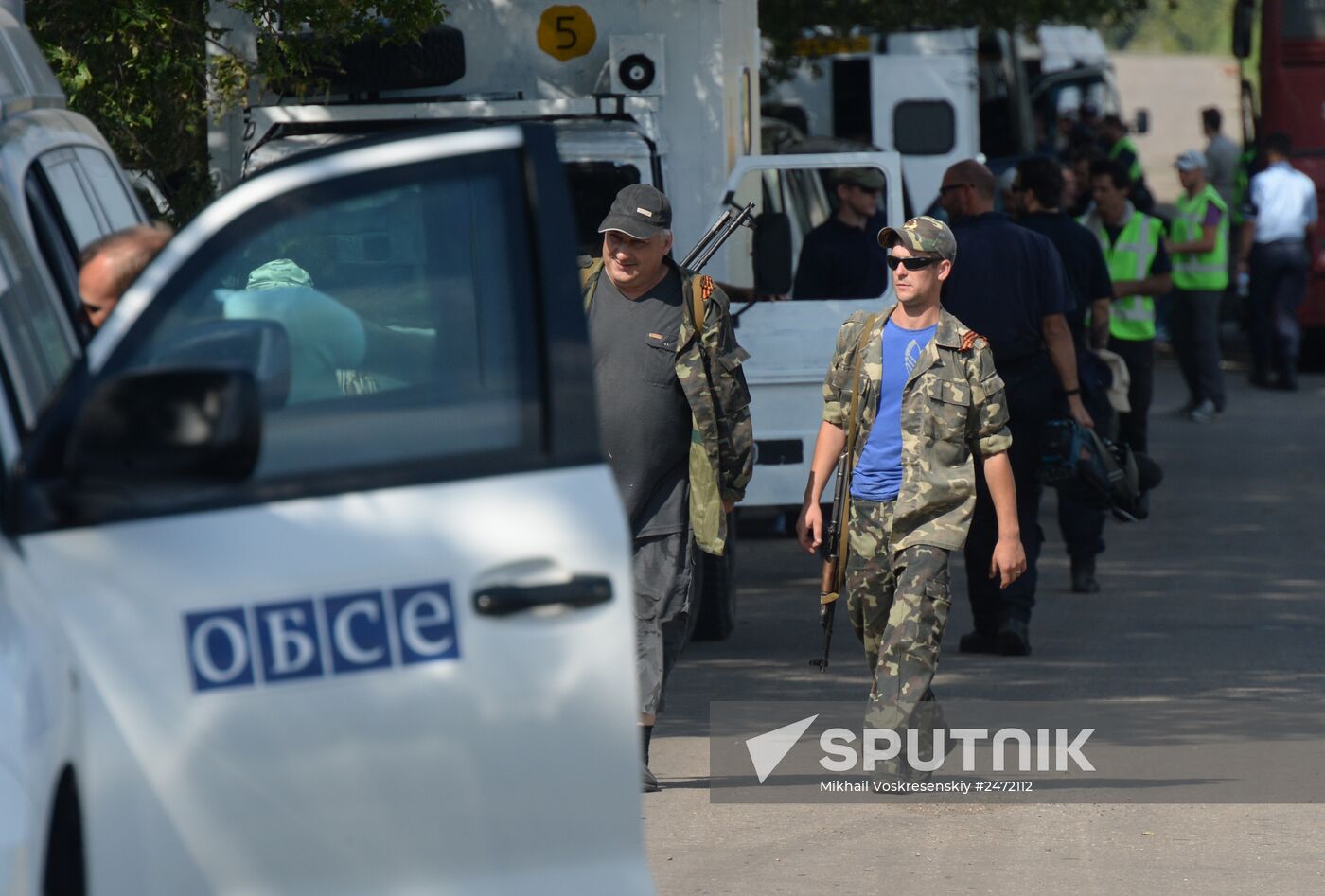 Experts and OSCE representatives work at MH17 crash site