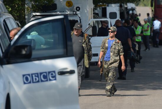 Experts and OSCE representatives work at MH17 crash site