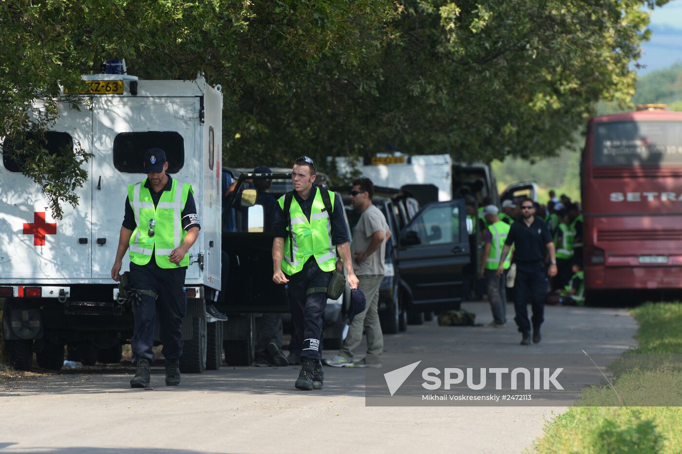 Experts and OSCE representatives work at MH17 crash site