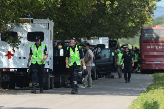 Experts and OSCE representatives work at MH17 crash site