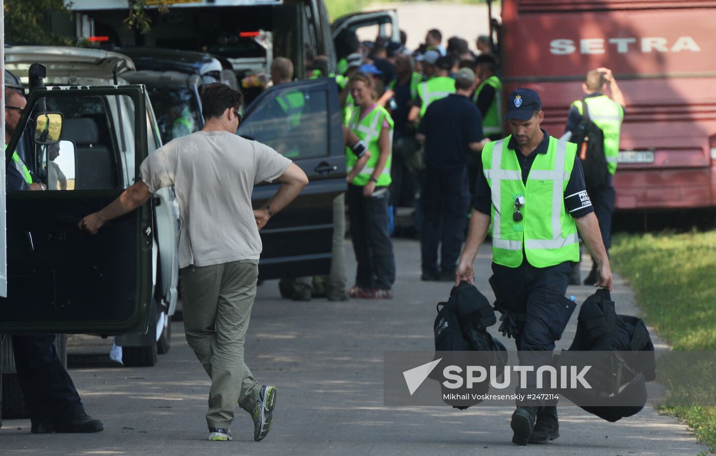 Experts and OSCE representatives work at MH17 crash site