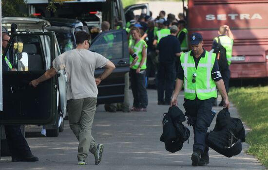Experts and OSCE representatives work at MH17 crash site