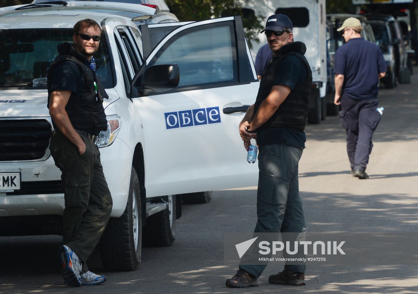 Experts and OSCE representatives work at MH17 crash site