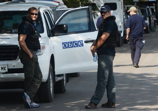 Experts and OSCE representatives work at MH17 crash site
