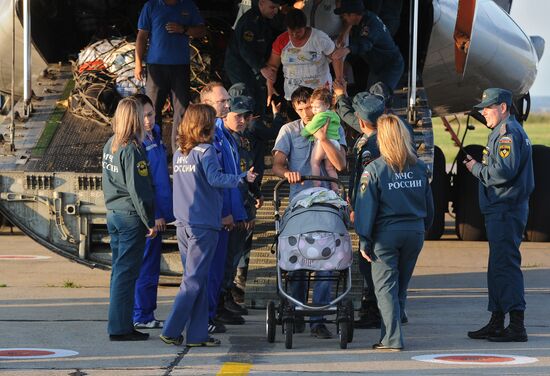 EMERCOM aircraft carrying Ukrainian refugees arrives in Chelyabinsk