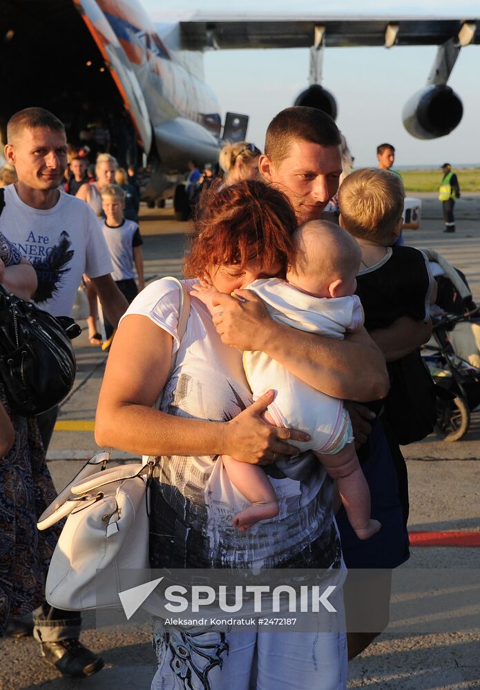 EMERCOM aircraft carrying Ukrainian refugees arrives in Chelyabinsk