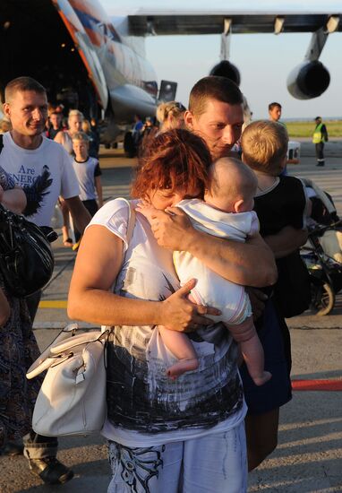 EMERCOM aircraft carrying Ukrainian refugees arrives in Chelyabinsk
