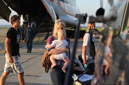 EMERCOM aircraft carrying Ukrainian refugees arrives in Chelyabinsk