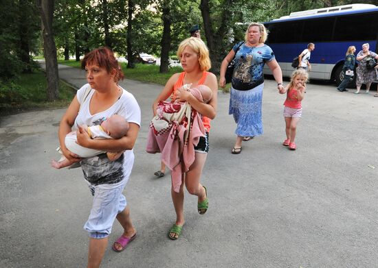 EMERCOM aircraft carrying Ukrainian refugees arrives in Chelyabinsk