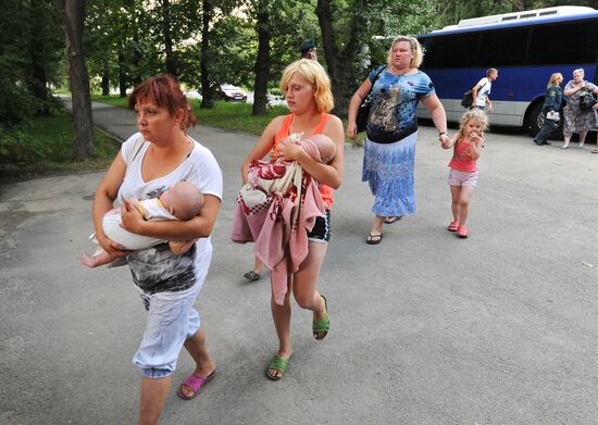 EMERCOM aircraft carrying Ukrainian refugees arrives in Chelyabinsk