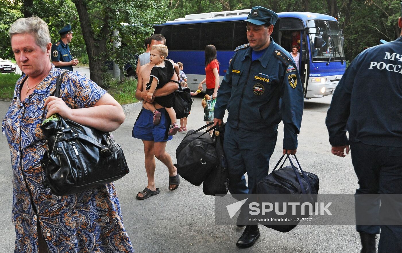 EMERCOM aircraft carrying Ukrainian refugees arrives in Chelyabinsk