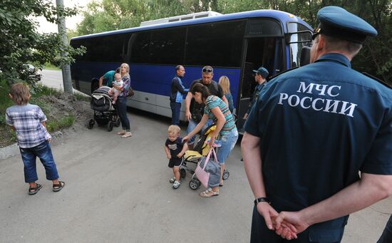 EMERCOM aircraft carrying Ukrainian refugees arrives in Chelyabinsk