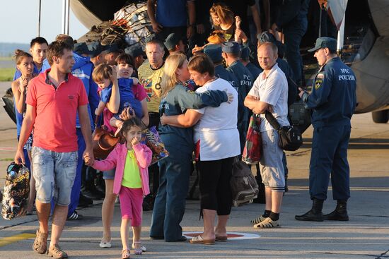 EMERCOM aircraft carrying Ukrainian refugees arrives in Chelyabinsk