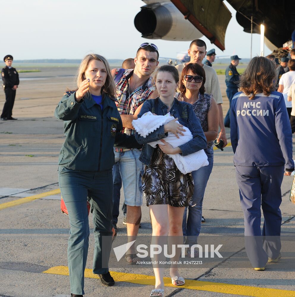 EMERCOM aircraft carrying Ukrainian refugees arrives in Chelyabinsk