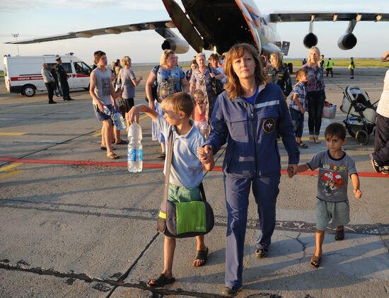 EMERCOM aircraft carrying Ukrainian refugees arrives in Chelyabinsk