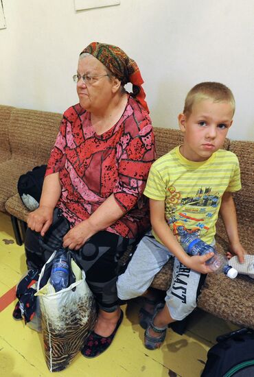 EMERCOM aircraft carrying Ukrainian refugees arrives in Chelyabinsk