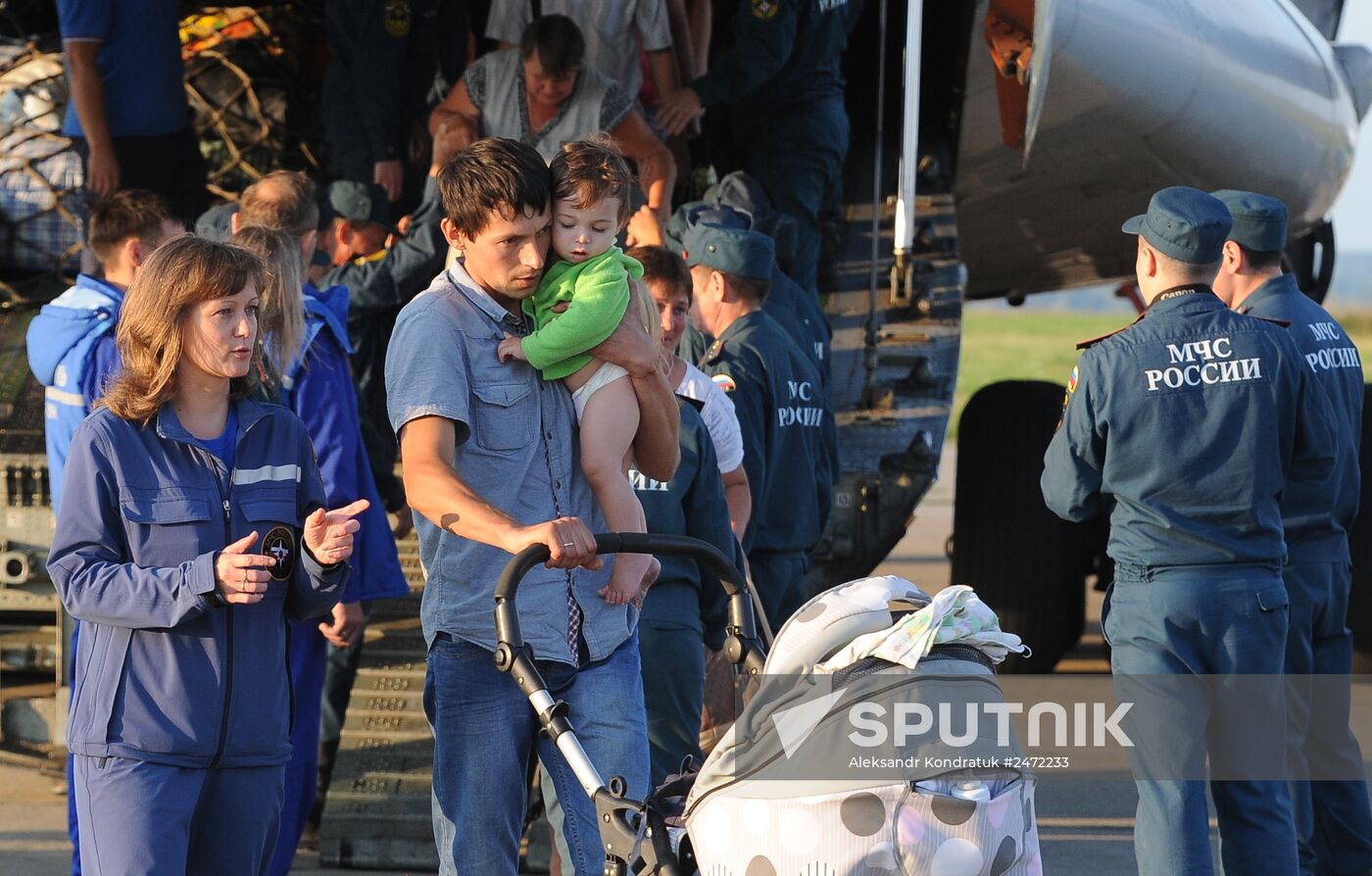EMERCOM aircraft carrying Ukrainian refugees arrives in Chelyabinsk