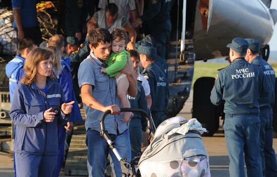 EMERCOM aircraft carrying Ukrainian refugees arrives in Chelyabinsk