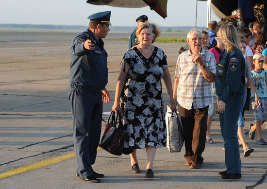 EMERCOM aircraft carrying Ukrainian refugees arrives in Chelyabinsk