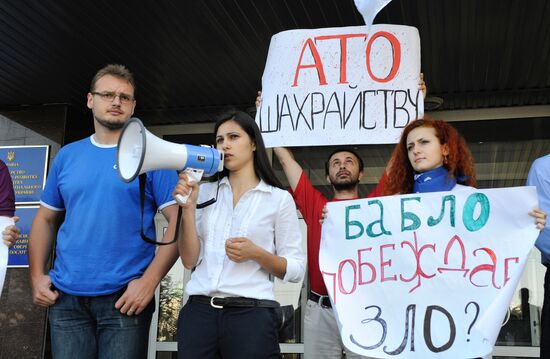 Democratic Alliance conducts picket by National Commission on Utilities